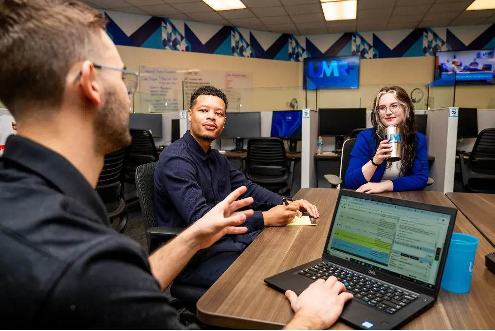 image of UMRFV employees talking